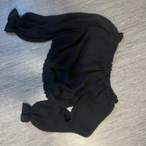 Fest topp off shoulder - Säljer min superfina fest topp från bikbok. Den är offshoulder och croppad.