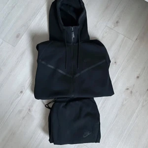 Nike Tech Fleece - Säljer nu min Nike Tech Fleece tracksuit Old Season som är svår att få tag. Storken M. Tveka inte på att höra av dig om du har några funderingar!