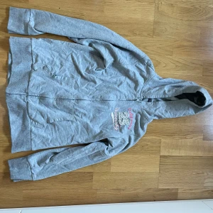 En Hoodie  - Detta är en jättefin hoodie som tyvärr växt ut men inga fläckar eller hål 💗