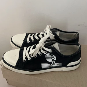 isabel marant sneakers - så snygga sneakers! i nyskick har dock lite slitningar vid hälarna. säljer då de är lite stora för mig! 