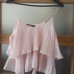 Volang bus från bikbok🐆 - säljer denna så snygga blus med volanger från bikbok! Säljs inte längre därav ganska eftertraktad🐆 skicka prisförslag❣️