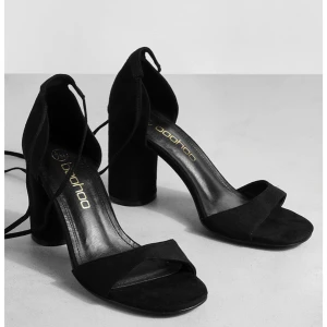 Klackskor - Säljer dessa svarta snygga klackskor med snörning från Boohoo som tyvärr var för stora för mig. Dom är endast testade och därför i nyskick! Klacken är ca 6 cm.