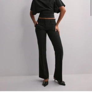 Kostymbyxor  - Kostymbyxor ifrån Nelly  Low Waits flare suit pants Storlek 34 Dom är uppsprättade längst ner så dom blir ungefär 4 cm längre, sitter perfekt för mig som är 170💕