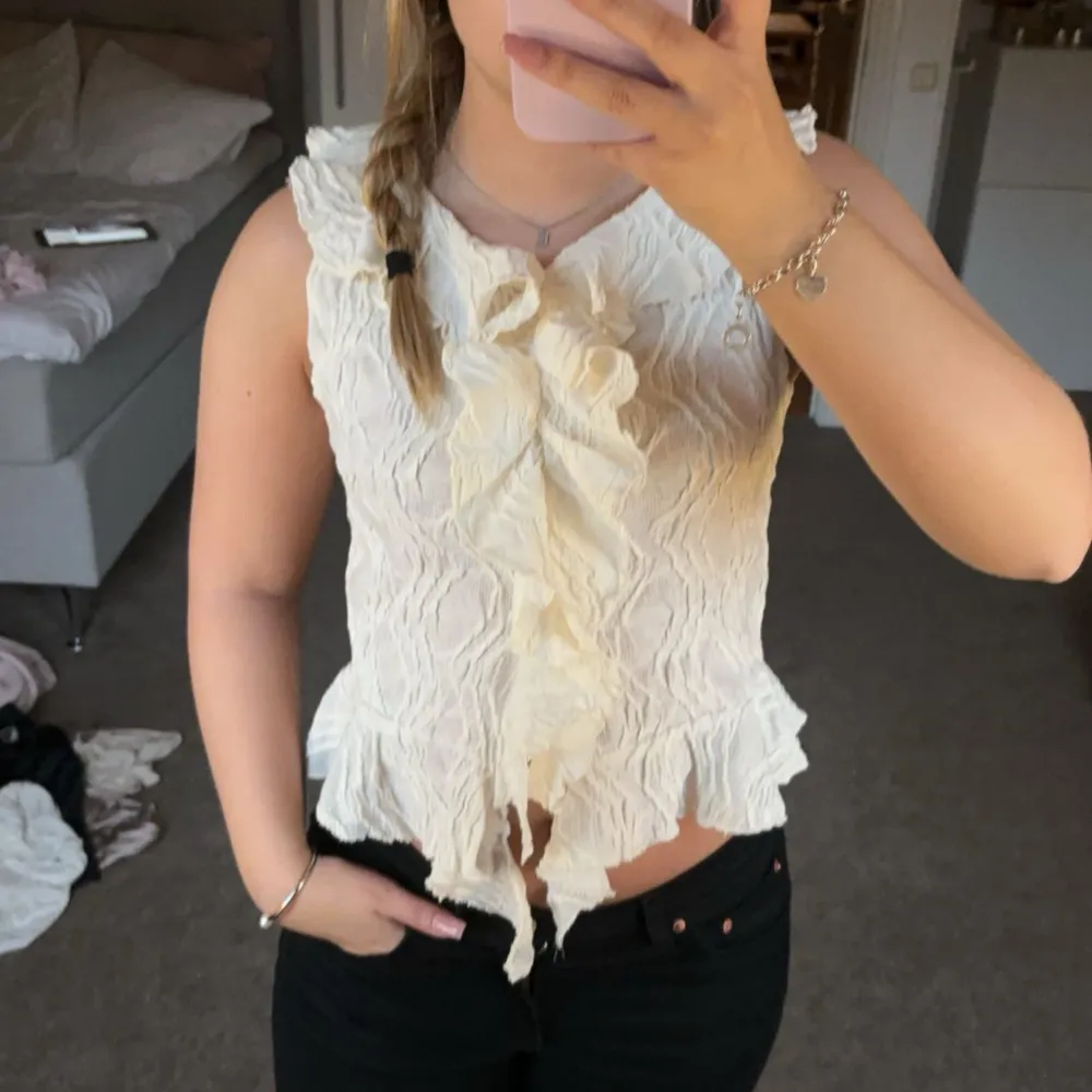 Säljer denna helt oanvända toppen från Gina Tricot!💖. Puserot.