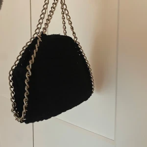 Stella McCartney liknade virkad väska - Stella McCartney liknade virkad väska. Lång kedja tillägs valfritt och gratis vid beställning💕 det tilläggs även en knapp så väskan går att stänga, skriv gärna om vi vill ha fler bilder eller liknande💕
