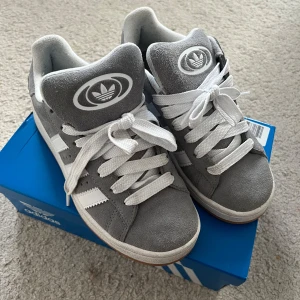 campus 00s - dom är i bra skick, har endast användt dom max 5 gånger då dom inte passar mig🥰om ni vill ha fler bilder är d bara att skriva ❤️