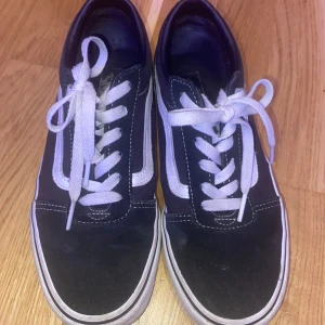 Vans skor - Smutsiga på skosulan (se bild 4) och har använts en hel del. Annars i gott stick.  Läs alltid min bio före köp!