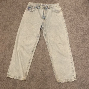 Polar skate co. Jeans - Detta är ett par 93 denim jeans från märket Polar skate co.😀 9/10 skick med ingen heel drag alls. Perfekt om du vill ha Ett par nästan ny skick baggy jeans😀 Ordinarie pris går på runt 1000-1200. (Kommer med stickern i bilden.) Priset kan diskuteras.😀