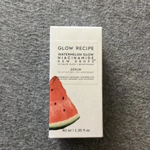 Glow Recipe Watermelon Dew Drops - säljer den här för att den funkar inte för min hy🩷Jag fick den I April/Maj för födis present och har använd den ganska lite. Sista bilden är för att vissa hur mycket  den kostar i Sephora Jag kan kanske sänka prisetOm ni har något frågor skriv bara ❤️
