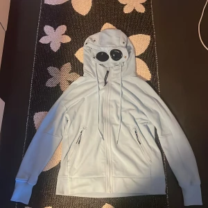 Ljus blå cp company tröja  - Tja! Säljer nu denna fräscha samt nästan oanvändbara tröja har använt tröjan 1 gång bara för att den är för stor. Riktigt fräsch och cleen tröja som inte har några nackdelar alls!