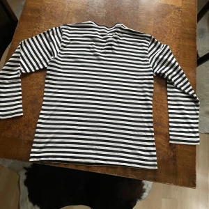 comme des garcons  - Köpte tröjan här på Plick. Men den var alldeles för liten för mig. Annars är den i mycket fint skick. En liten, mycket liten fläck på baksidan av högerarmen (syns knappt.)  
