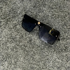 Versace solglasögon - Hej! Jag säljer nu mina Versace solglasögon, de är i väldigt bra skick. Använts ett fåtal gånger bara. Hör av er vid frågor!! 😊