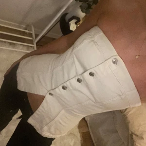 Korsett topp - Jätte fin beige/krämvit topp från H&m!🥰