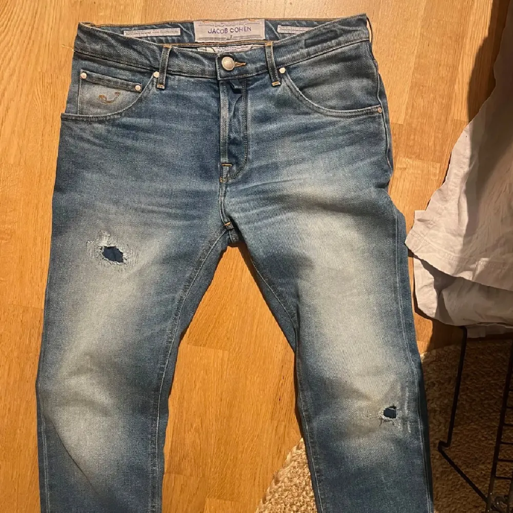 Jacob Cohen jeans i nyskick, modell 682. Slitningarna är från fabrik då detta par är limited edition. Nypris 6000.. Jeans & Byxor.