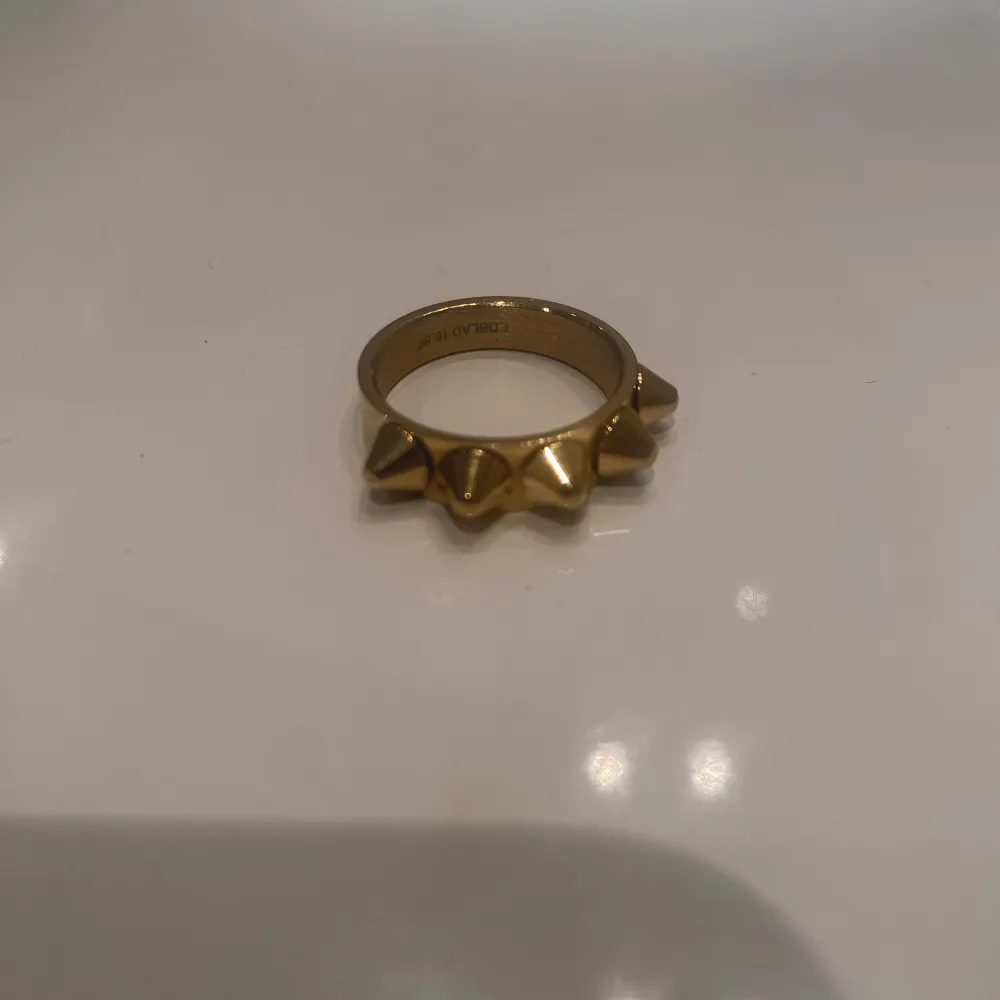 Säljer denna Edblad ring i ganska bra skick i storlek 16,8! 💞. Accessoarer.