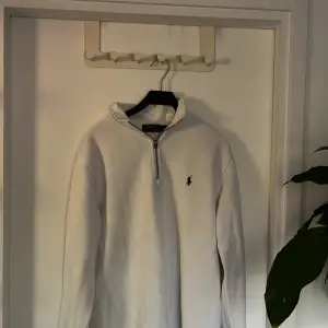 Säljer min Ralph lauren halv zip hoddie i storlek M, men passar även L, skriv vid minsta fundering. PRIS KAN DISKUTERAS!