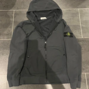 Stone island zip hoodie - Jag säljer nu denna riktigt snygga och otroligt sköna zip hoodien. Den är 10/10 i kvalite men är osäker på om den är äkta.  Men med mera frågor och bilder är de bara att skriva🙌🤝 