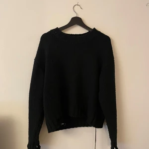 Stickad Tröja - Mastermind - Stickad Tröja från Mastermind (R3PLIC4 ‼️‼️)  - använd men i gott skick, inga fläckar eller missfärningar!  - storlek S   DM för frågor! Möts i stockholm annars fraktar till resten av landet! 