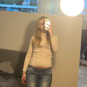 Beige polotröja  - Säljer en beige polotröja i 100% merinoull från Cubus.  Tröjan har en tight passform och långa ärmar. Är i storlek XS men passar som S också 