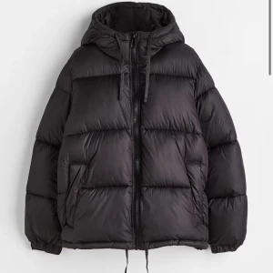 säljer jättefin vinterjacka💕 - fin och populär vinterjacka från h&m, inga skador🥰 bara att fråga om mera bilder💕 använd typ 10 gånger🥰
