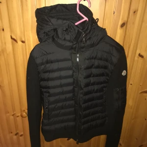 Moncler Cardigan - Storlek m, i nyskick. Använt ca 4 gånger men köpt vinterjacka nu. Självklart går pris att diskutera  Köps den via direkt swish till mig så bjuder jag på frakten.