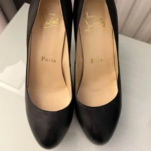 Christian louboutin klackskor  - säljer mina snygga louboutin klackar som är i topp skick! Den enda defekten syns på bild 5. Endast använd fåtal gånger. Priset går absolut att diskuteras. Självklart äkta❤️