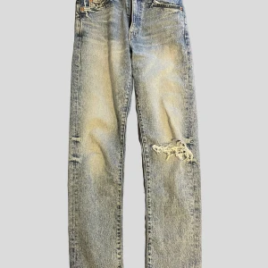 Levi’s jeans - Storlek 28x32, sitter högt upp på midjan Sparsamt använda 