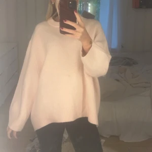 Stickad tröja  - Säljer denna oversize stickad tröja då jag inte använder den längre, knappt använd, skriv för fler bilder:)