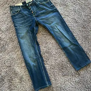 Superdry jeans som är i 33/32 MEN sitter som 31/31 ungefär. Typ straight storlek