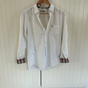 Burberry skjorta - Burberry skjorta storlek S Bra skick  Skriv för fler bilder