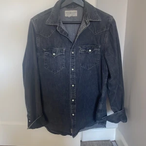 Denim & supply jeansskjorta - Ralph lauren Denim & supply grå jeansskjorta strl S inga defekter pris 450. Skriv gärna för fler bilder eller frågor 🙌