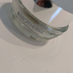 Biotherm Blue Therapy Multi-Defender Cream - Säljer en Biotherm Blue Therapy Multi-Defender Cream. Den kommer i en snygg glasburk med silverlock. Perfekt för att skydda och vårda huden med en lyxig känsla.