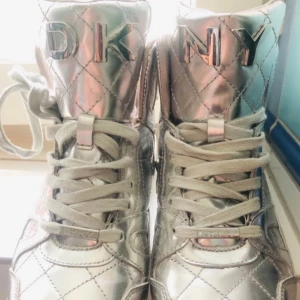 DKNY Sneakers  - Som nya,väldigt utstickande coola DKNY skor,men nu måste jag rensa här,skofetich thats my midle name 😅 köper skor bara för att typ. Ja nä nu måste jag rensa det mesta innan flytten. Jätte fina finns inga fel på dem. Storlek 41 men är som en 40 