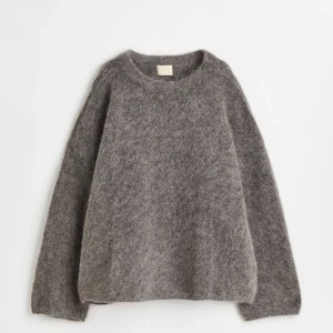 Mohair stickad tröja  - Mohair stickad woolblend tröja från hm förra årets kollektion och färg, som ej finns längre  Använd max 3 gånger i perfekt skick 💕  Köpt för 700/800 kr