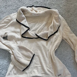 Tröja från Rabalder - Detta är en beige tröja med så snygg krage och puffar vid ärmarna. Den är från Rabalder och köpt för ungefär 900kr. Det är inte din vanliga tröja utan en unik. 