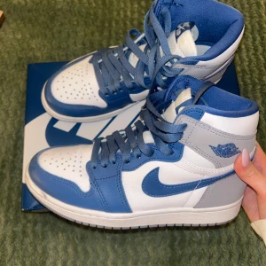 Jordan 1 - true blue  - Säljer mina jordans som jag aldrig använder, och endast använda ca 3 gånger. Retro high og. Nypris är ungefär 2000-3000