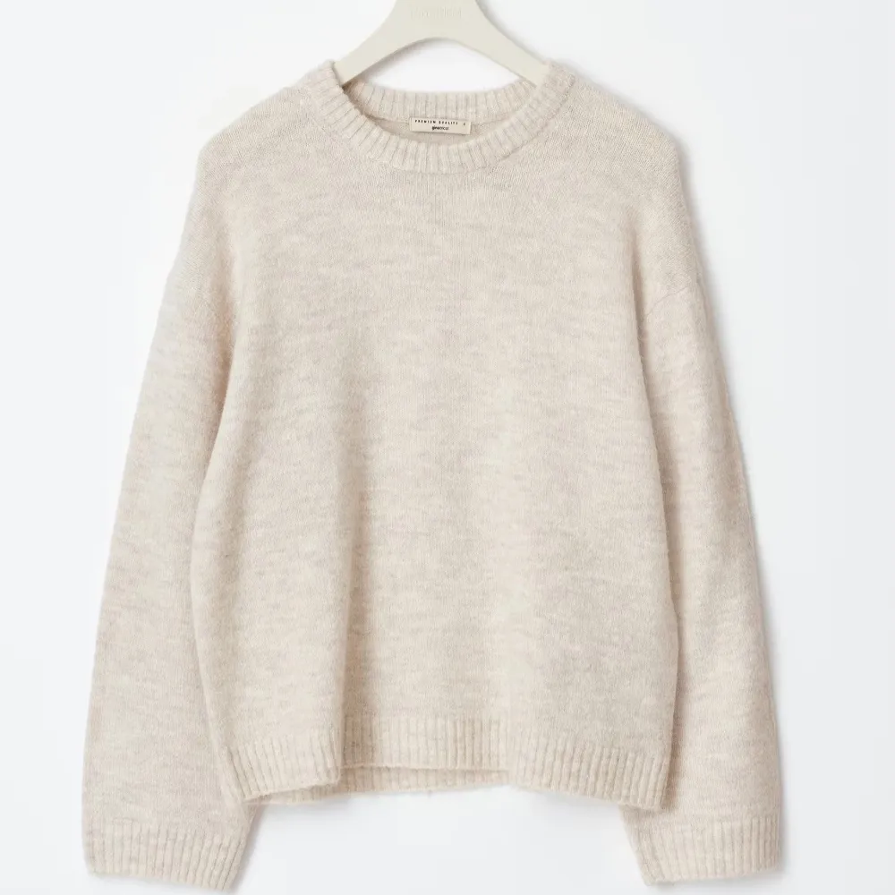 En beige stickad tröja i storlek m man skulle säga att den även passar s om man vill ha den lite mer oversized - ÄNDAST INTRESSEKOLL!. Neuleet.