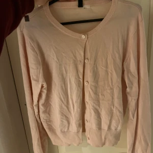 Ljusrosa kofta  - Ljusrosa kofta från H&M!💕 Använd någon enstaka gång så väldigt fint skick! 