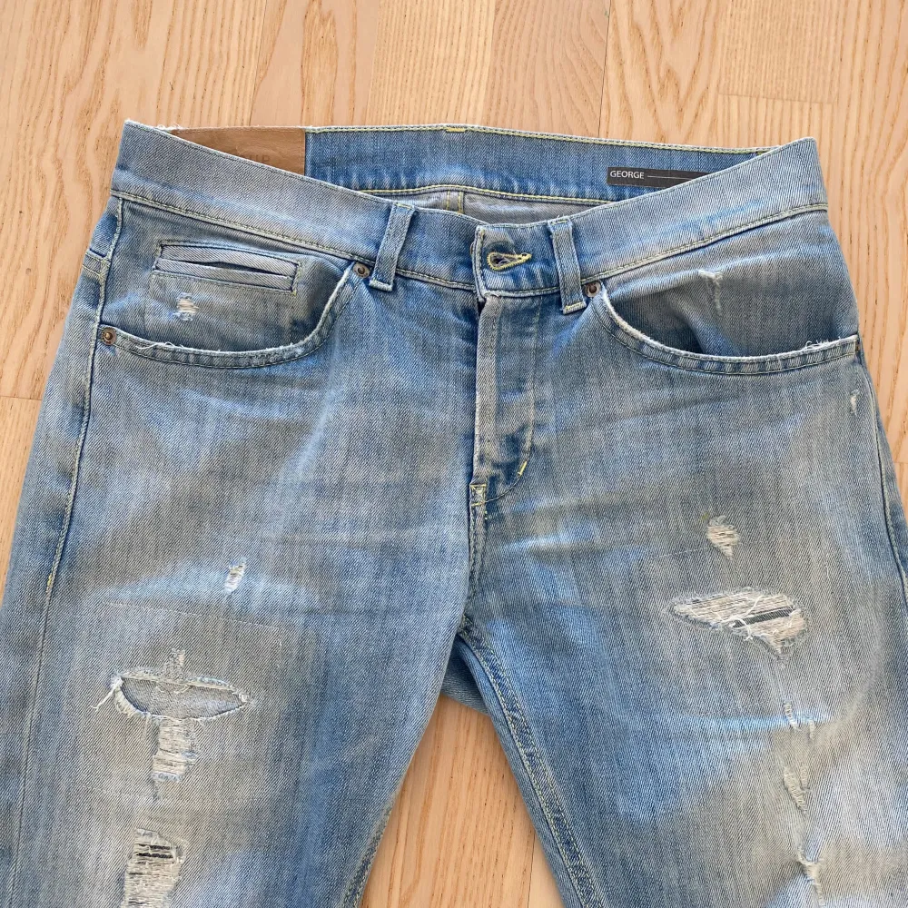 Säljer dessa dondup jeans i storlek 30. Modellen heter George skinny fit. Grymt skick! Finns en liten fläck på västen lår, se sista bilden. Vid frågor och funderingar är det bara att höra av sig📩. Jeans & Byxor.