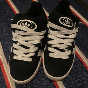 Adidas campus 00  - Storlek 36  . Normal i storlek, köpte nyligen väldigt fin skick, vill ha grå färg, hör av dig om du kanske vill byta eller bara köpa 😊kartong med!