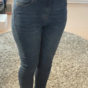 Skinny jeans  - Inga skador!💗pris kan diskuteras i snabb affär. Byxorna har lite stretch så väldigt bekväma!💗 precis under naveln på mig inte för låga eller för höga i midjan. Bara höra av sig om man undrar något🫶🏼