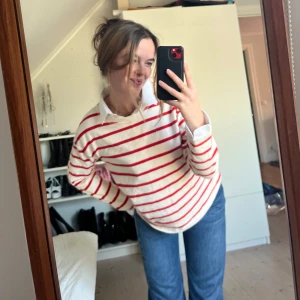 Vit & röd randig tröja - Tingad!       Vit & röd randig långärmad tröja från Zara. Knappt använd. Super snygg med skjorta under! 