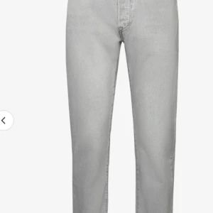 Storlek w29 L32 Gråa Levis byxor Herr  - Levis gråa byxor 511, w29 L32. Jätte snygga gråa jeans. Passar till allt och alla tillfällen! Köpta för ca 1000kr. Säljer då jag tyvärr växt ur dom. NYSKICK!😁😁