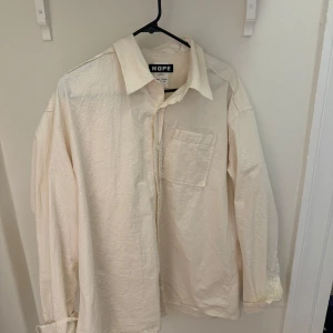 Hope skjorta - Hope beige skjorta storlek L, nypris 1000