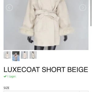 ÄKTA Päls kappa  - Storlek S. Väldigt bra skick. Säljes då jag ej använder den längre. Pris diskuterbart vid snabb affär. Ser ganska beige ut på min egna bild pga ljuset på lampan. Bild 2 på modell är mer ärlig bild för färgen.