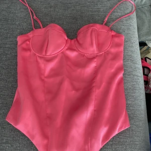 Rosa korsett från Zara - Säljer en helt ny body. Parfekt för fest. Fin rosa. Visar din forme. Helt ny aldrig använd lapp finns kvar!