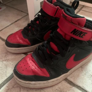 Nike skor  - Mycket använda men fortfarande i bra skick.
