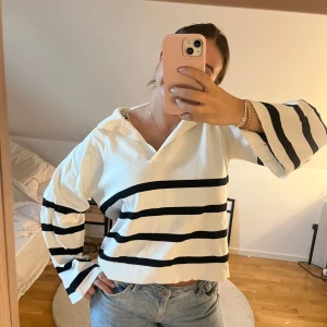 Stickad tröja  - Tunt stickad tröja från neo noir. Lite nopprig men inga andra defekter. Skriv för bilder eller frågor!🙌