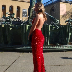 Röd glittrig långklänning - Säljer min balklänning. Jättefin röd med paljetter och öpppen rygg. Pris kan diskuteras vid snabb affär. 