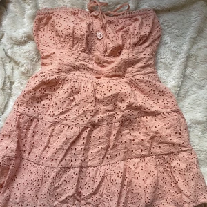 Söt topp/ halter top - Funkar som kort klänning men också som topp passar storlek s och m! Fler bilder finns🙏